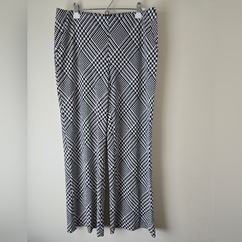 Chicos houndstooth,  black and white,  straight leg, size 14 R, strech, like new